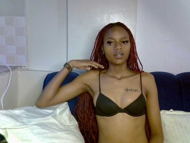 PrettyNoirr live cam on BongaCams