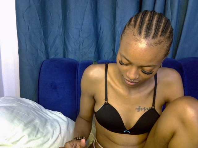PrettyNoirr live cam on BongaCams