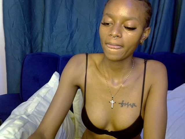 PrettyNoirr live cam on BongaCams