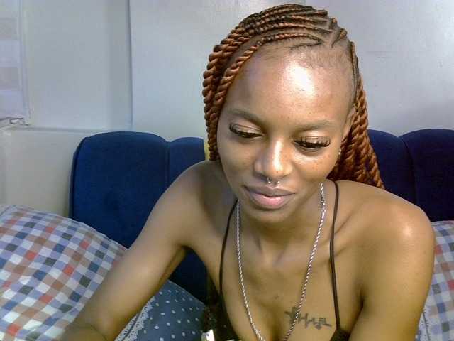 PrettyNoirr live cam on BongaCams