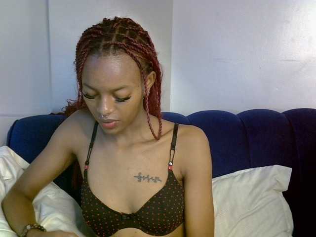 PrettyNoirr live cam on BongaCams
