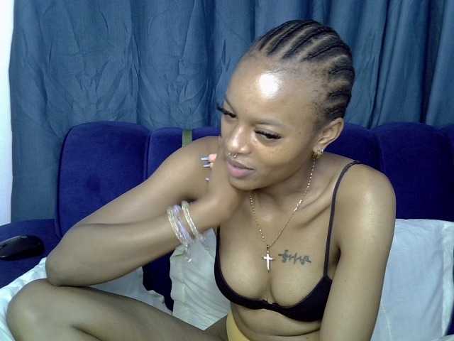 PrettyNoirr live cam on BongaCams