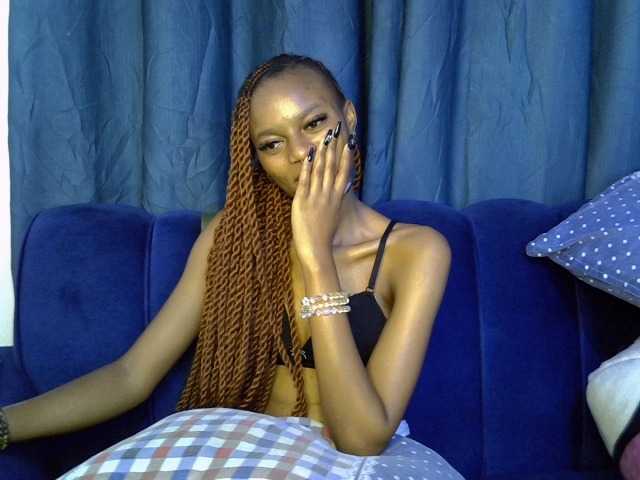 PrettyNoirr live cam on BongaCams