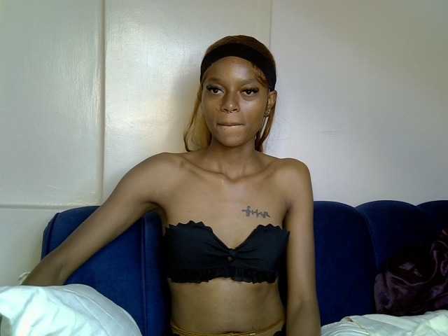 PrettyNoirr live cam on BongaCams