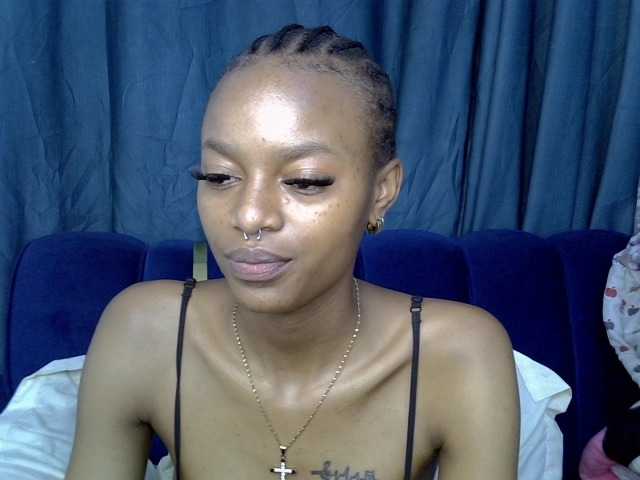 PrettyNoirr live cam on BongaCams
