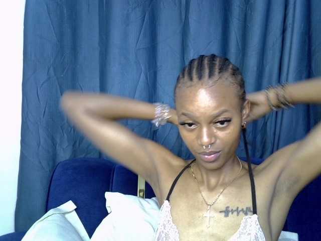 PrettyNoirr live cam on BongaCams