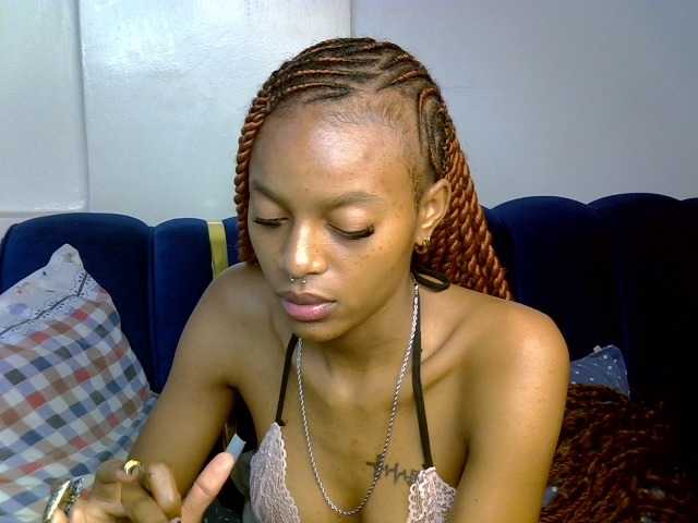 PrettyNoirr live cam on BongaCams