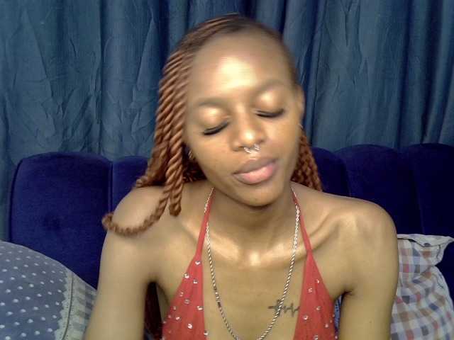 PrettyNoirr live cam on BongaCams