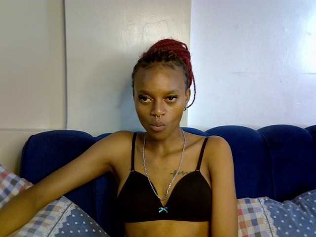 PrettyNoirr live cam on BongaCams