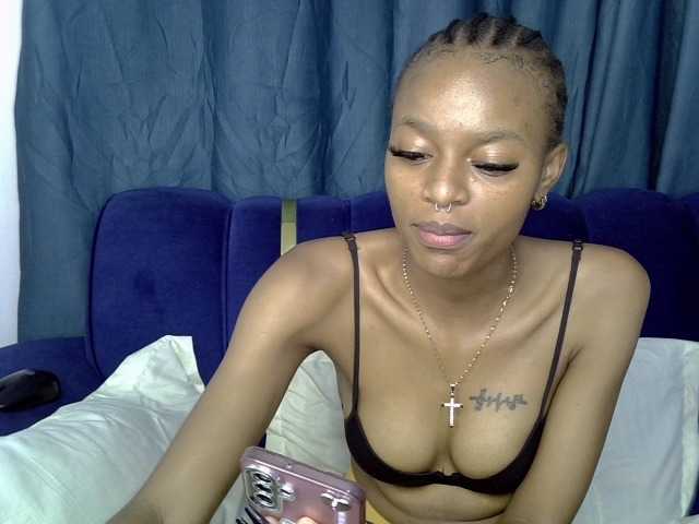 PrettyNoirr live cam on BongaCams