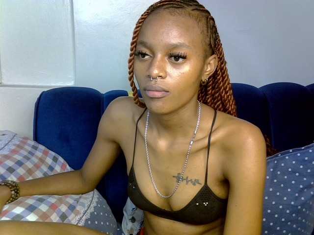 PrettyNoirr live cam on BongaCams