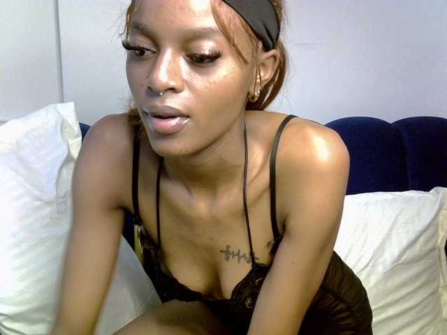 PrettyNoirr live cam on BongaCams