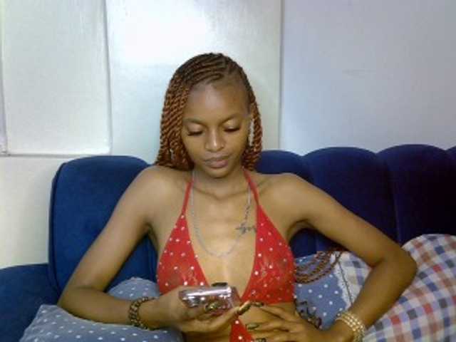 PrettyNoirr live cam on BongaCams