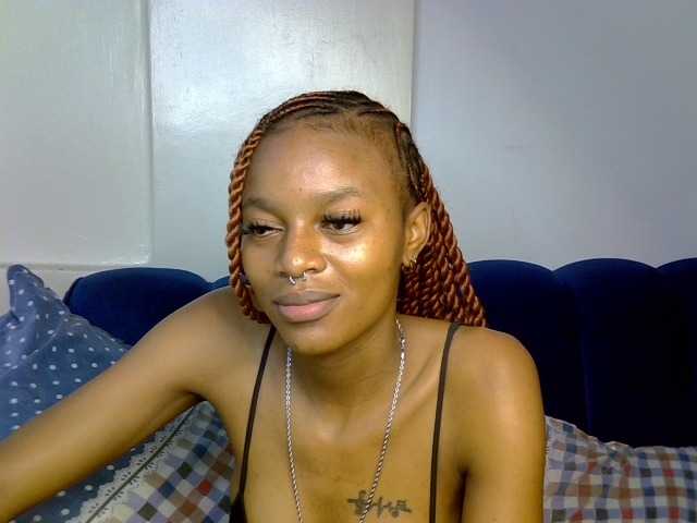 PrettyNoirr live cam on BongaCams