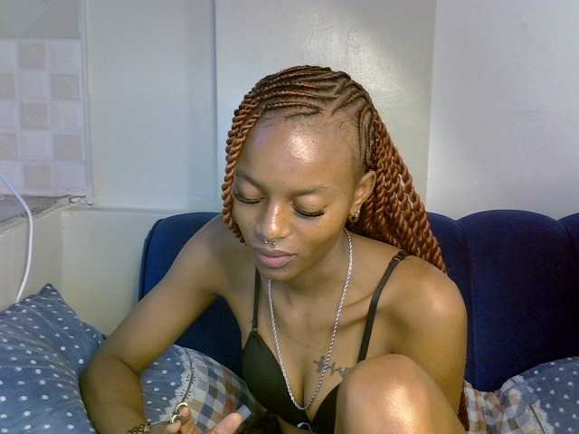 PrettyNoirr live cam on BongaCams