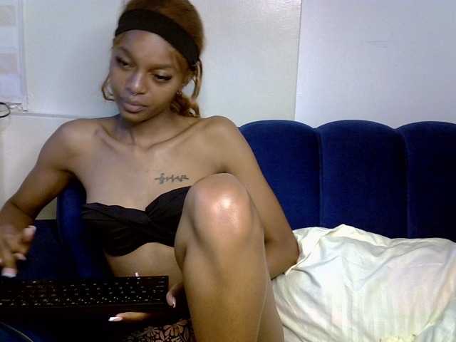 PrettyNoirr live cam on BongaCams