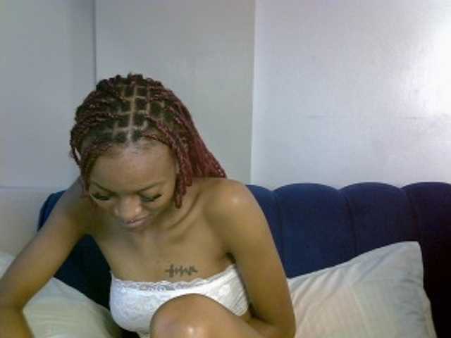 PrettyNoirr live cam on BongaCams