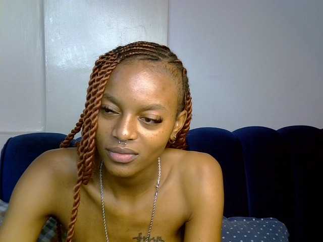 PrettyNoirr live cam on BongaCams