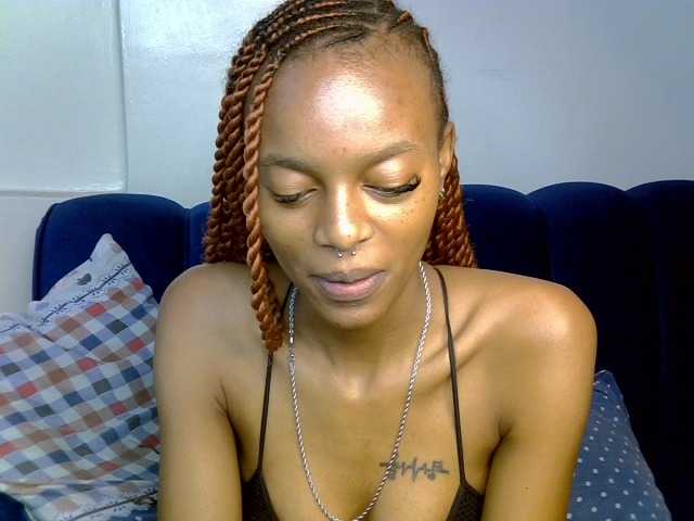 PrettyNoirr live cam preview