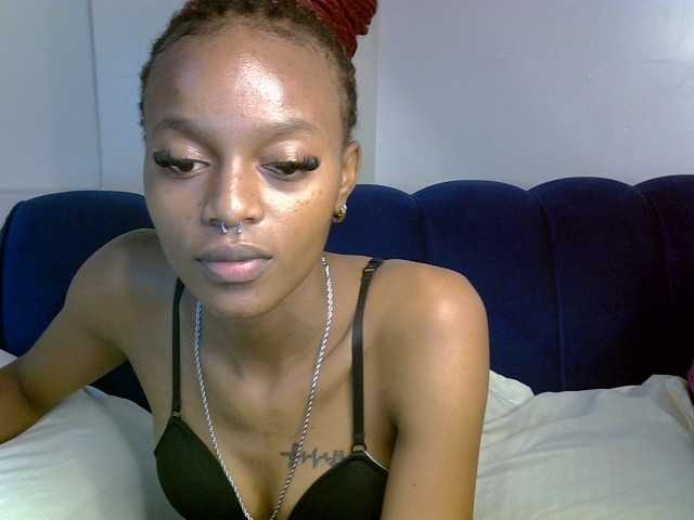 PrettyNoirr live cam on BongaCams