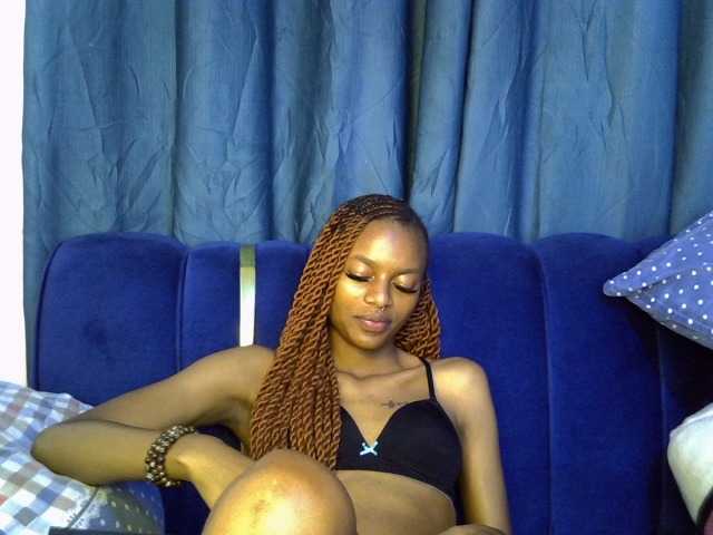 PrettyNoirr live cam on BongaCams