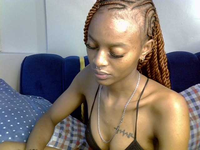 PrettyNoirr live cam on BongaCams