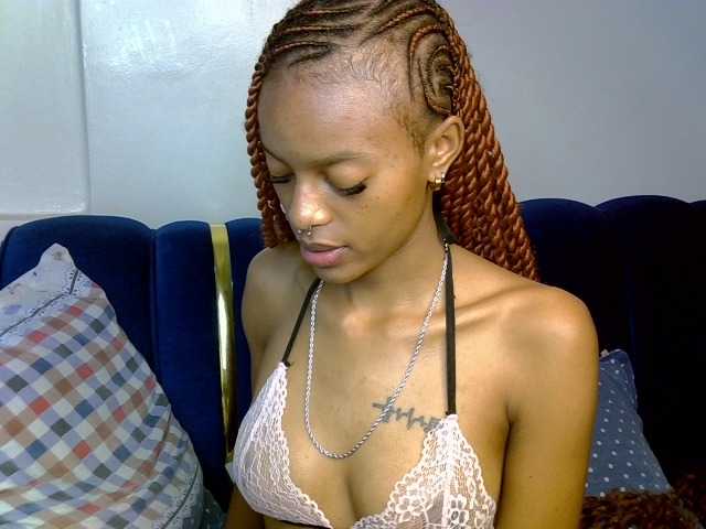 PrettyNoirr live cam on BongaCams