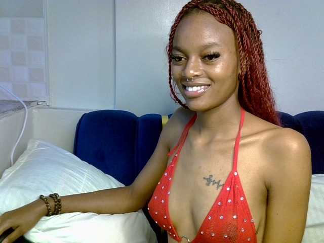PrettyNoirr live cam on BongaCams