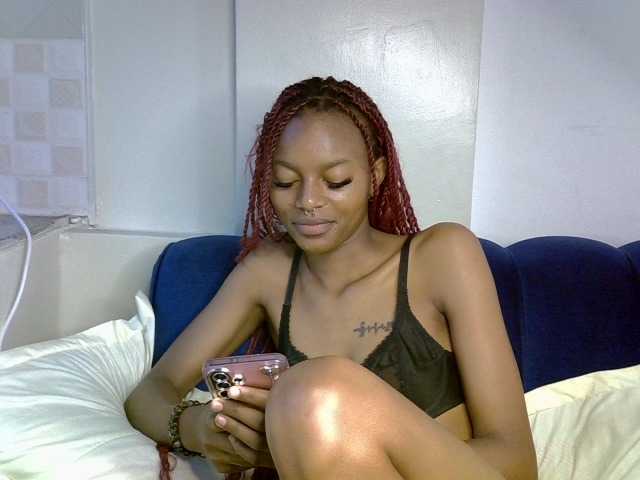 PrettyNoirr live cam on BongaCams