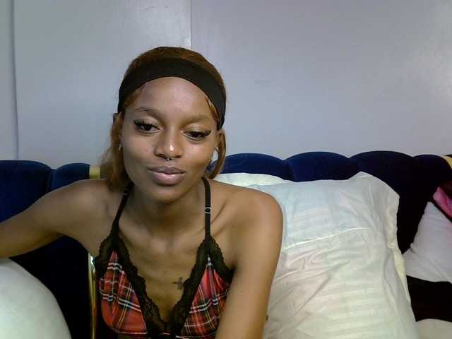 PrettyNoirr live cam on BongaCams