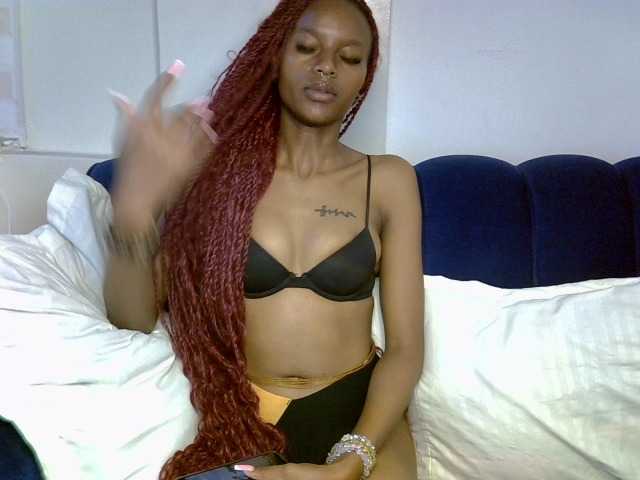 PrettyNoirr live cam on BongaCams