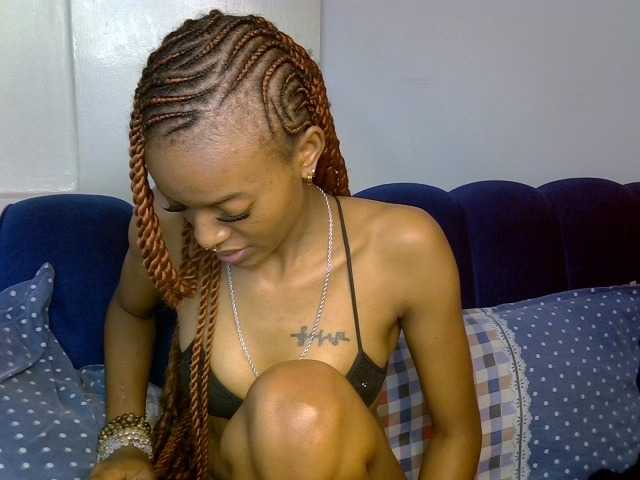 PrettyNoirr live cam on BongaCams
