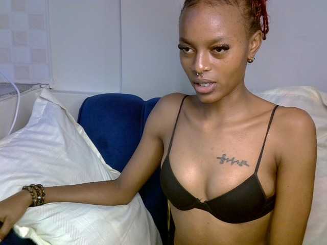 PrettyNoirr live cam on BongaCams