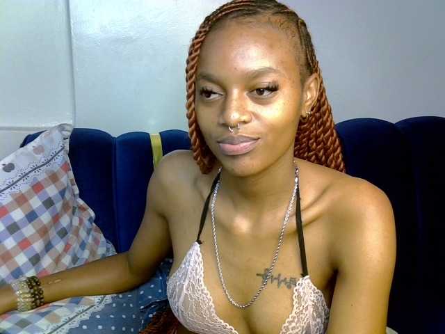 PrettyNoirr live cam on BongaCams