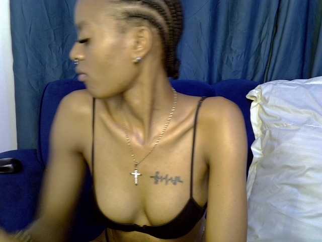 PrettyNoirr live cam on BongaCams
