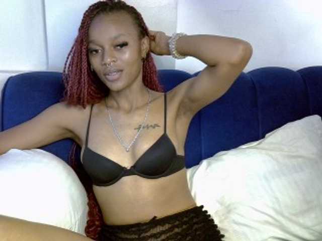 PrettyNoirr live cam on BongaCams