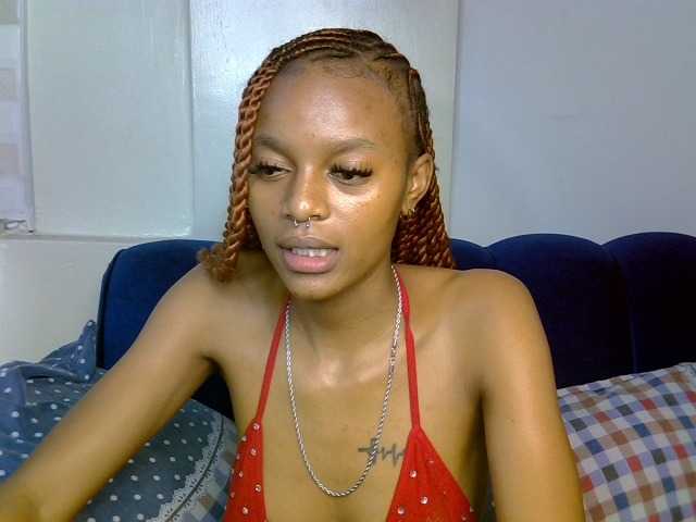 PrettyNoirr live cam on BongaCams
