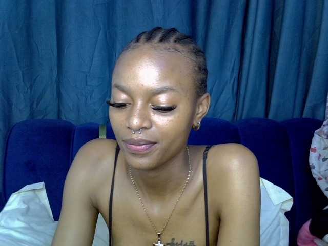 PrettyNoirr live cam on BongaCams