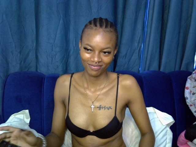 PrettyNoirr live cam on BongaCams