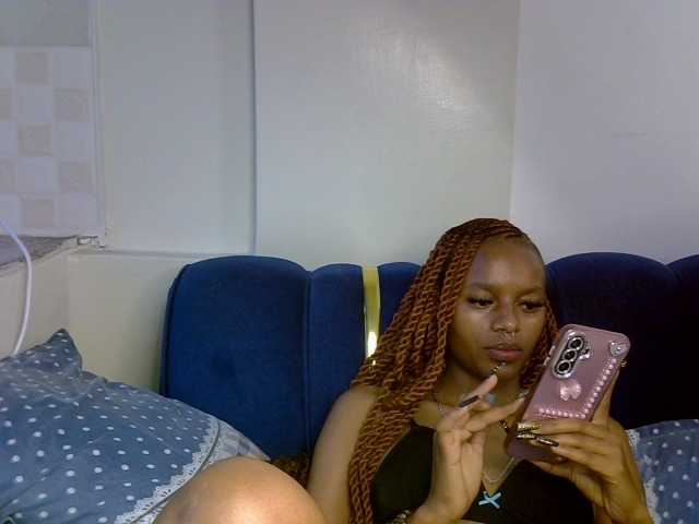 PrettyNoirr live cam on BongaCams