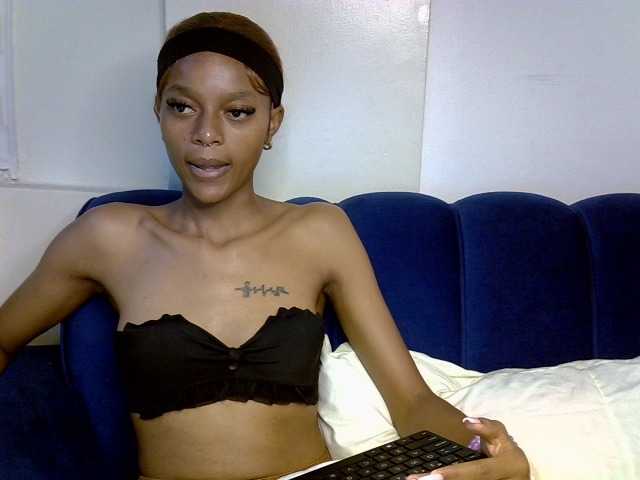 PrettyNoirr live cam on BongaCams