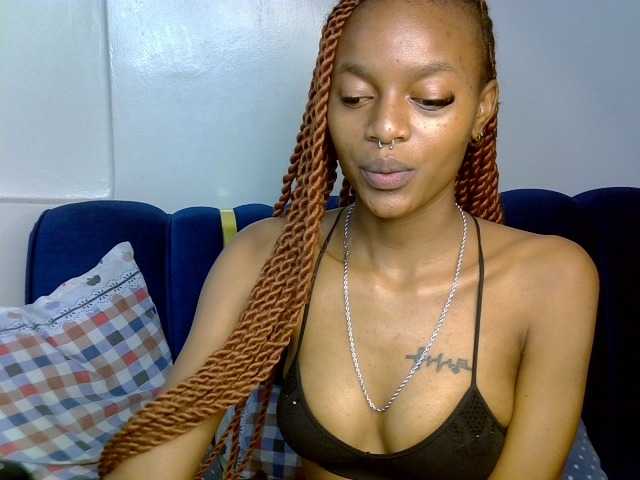 PrettyNoirr live cam on BongaCams