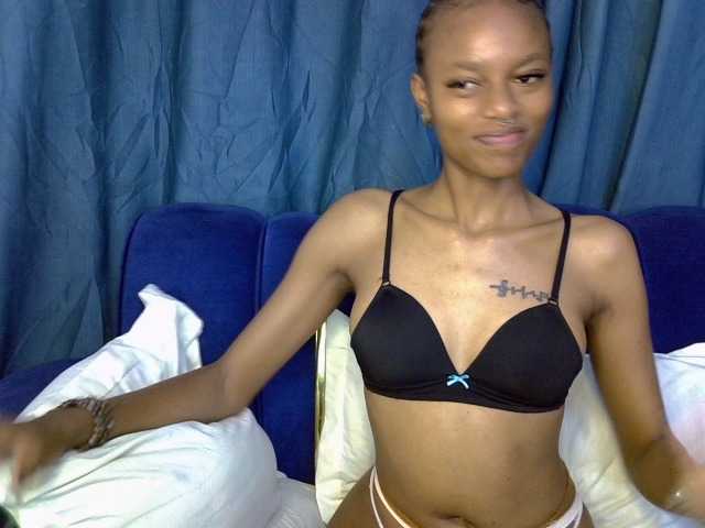 PrettyNoirr live cam on BongaCams