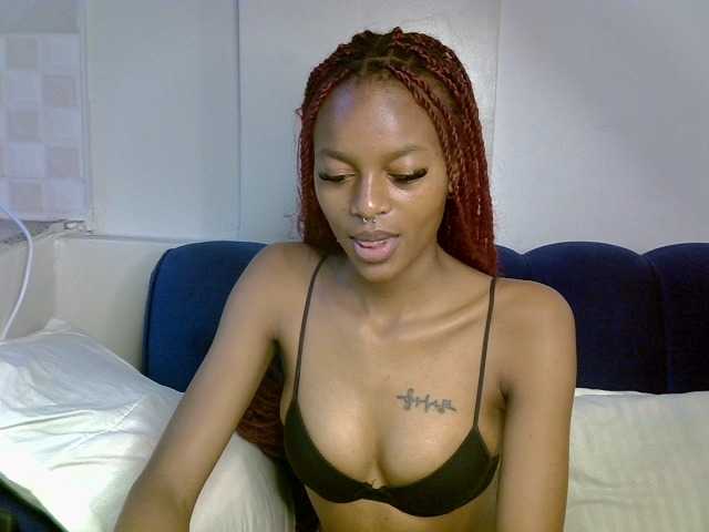 PrettyNoirr live cam on BongaCams