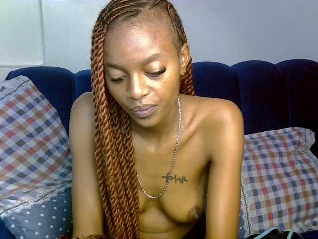 PrettyNoirr, en vivo ahora en BongaCams
