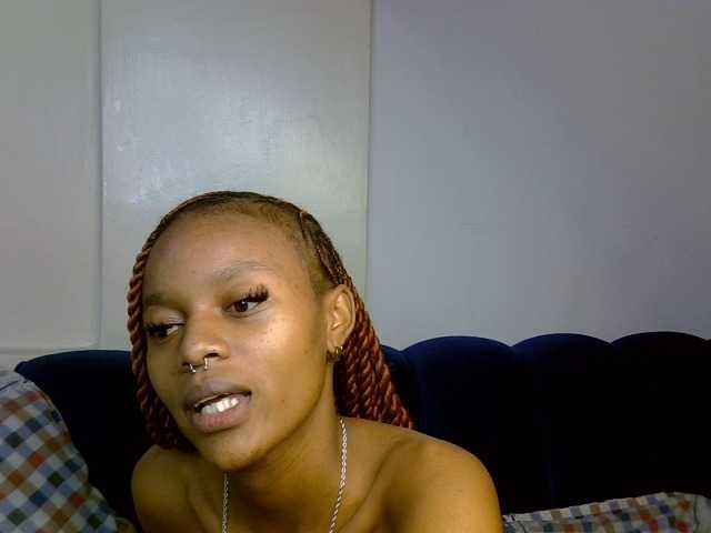 PrettyNoirr live cam on BongaCams