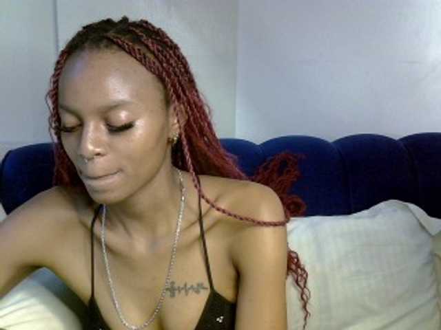 PrettyNoirr live cam on BongaCams