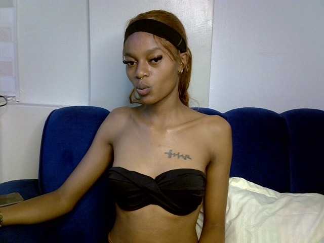 PrettyNoirr live cam on BongaCams