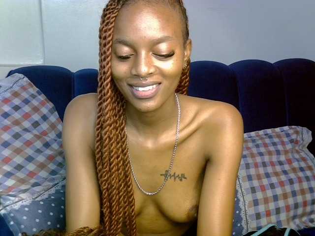 PrettyNoirr live cam on BongaCams