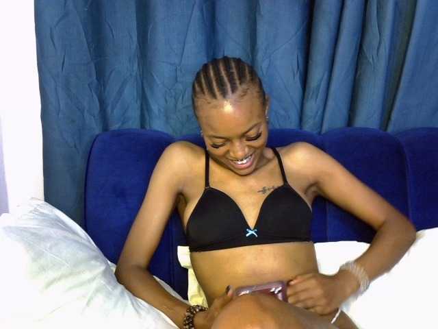 PrettyNoirr live cam on BongaCams